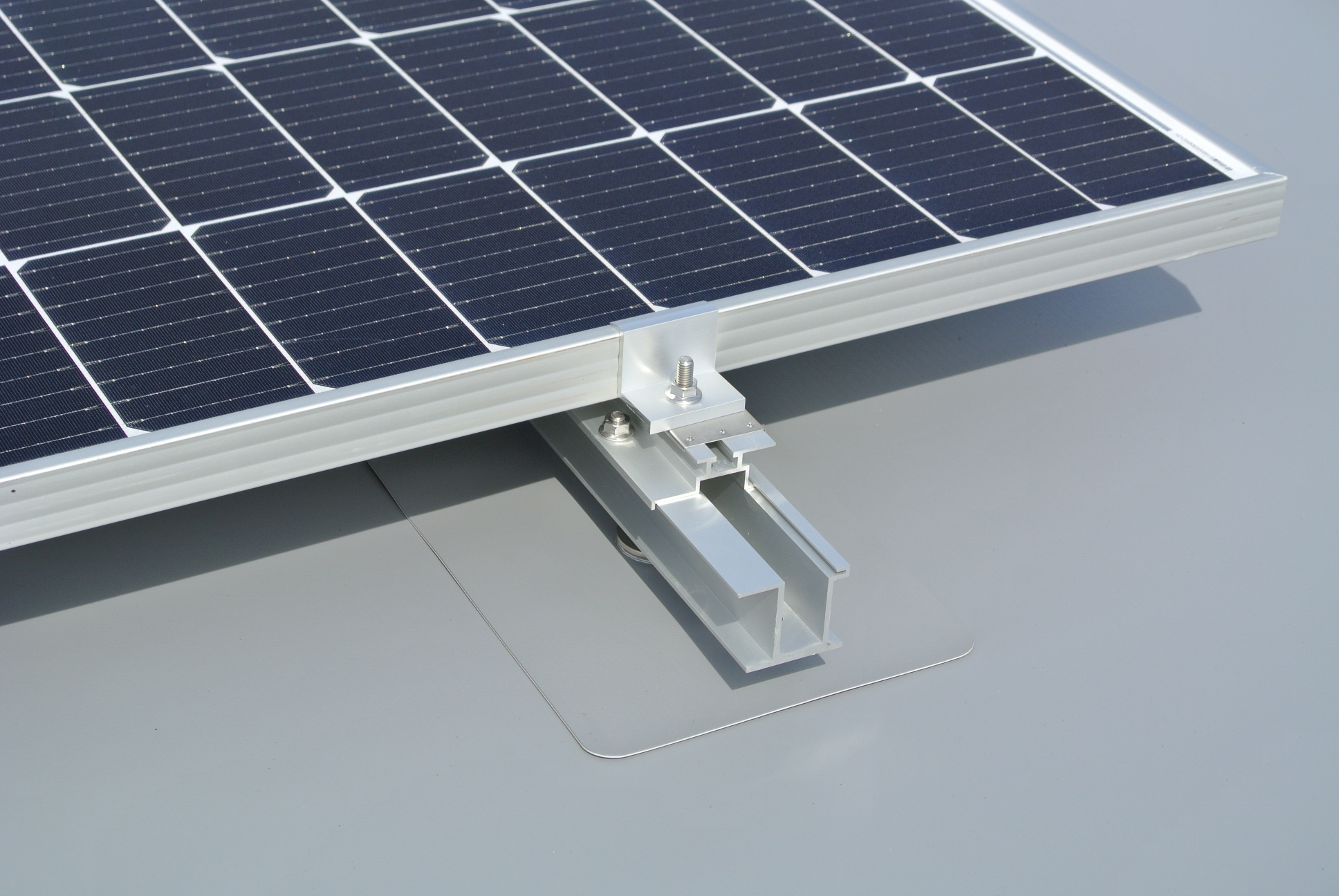 陸屋根に太陽光発電システムを設置するには?注意点や設置工法を解説 | ソーラーフロンティア